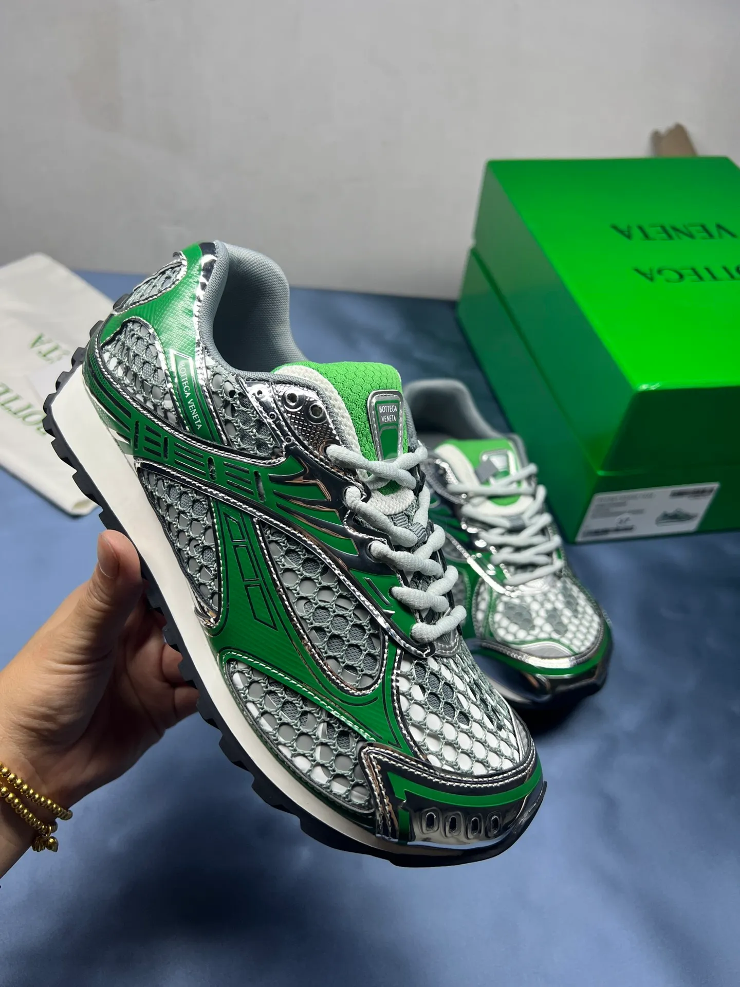 👟👟Ex-factory price 600👟👟 Men's size +10 Real photos 🔥🔥BV Orbit sneakers Wang Yibo's same style couple's dad shoes Runner sneakers, made of lightweight technical mesh fabric. Matched with geometric pattern designed rubber outsole, Wang Zha series high version. Look for the package technology. It is actually a lot taller, but the legs are still slim. Very nice, playable and durable. Matched to the standard💯 Package shoe technology. Look for the high version. The outsole is made of color-blocked TPU outsole. Women's model 35 36 37 38 39 40 41 42 (40 41 42 43 44 45 customized) (Customer logo can be accepted without refund or exchange at a favorable price) Equipped with original packaging